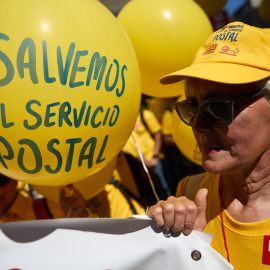 Trabajadores de la empresa postal Correos durante la protesta llevada a cabo este miércoles en Madrid, con motivo de la huelga convocada por los sindicatos.