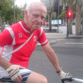 Basilio, ciclista de 82 años, enfundado en su maillot rojo. / HENRIQUE MARIÑO