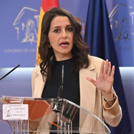 Inés Arrimadas explica en el Congreso de los Diputados su reunión con Pedro Sánchez. (FERNANDO VILLAR | EFE)