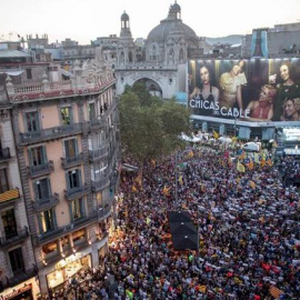 Aspecto del acto que organizan la ANC y Òmnium Cultural en Barcelona, un año después de la movilización ante la sede de la conselleria de Economía, que motivó posteriormente el encarcelamiento de Jordi Sánchez y Jordi Cuixart, y en el que participa