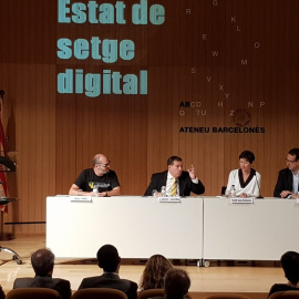 Quico Sallés, Jaume Alonso-Cuevilas, Ruth Sala i Nacho Amadoz, en el col·loqui 'Estat de setge digital' a l'Ateneu Barcelonès, en què també ha participat el conseller Joan Puigneró.
