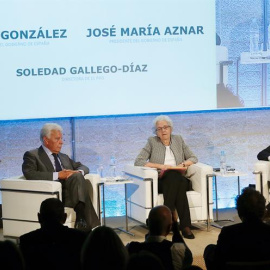 Los expresidentes del Gobierno Felipe González (i) y José María Aznar, junto a la presidenta de El País, Soledad Gallego-Díaz, durante un acto sobre el 40 aniversario de la Constitución organizado por El País y la Cadena SER. EFE/ J.P.Gandul