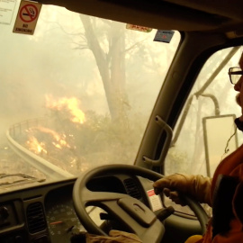 31/12/2019 - Los bomberos atraviesan las llamas durante la evacuación después de que los incendios se volvieran demasiado fuertes, Jenolan Caves, Nueva Gales del Sur, Australia. / JENOLAN CUEVAS (REUTERS)