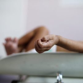 Los brazos de un niño yemení en estado de desnutrición en el hospital Al-Sabeen hospital in Saná. (REUTERS)