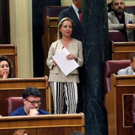La portavoz de Coalición Canaria, Ana Oramas, espera para su intervención en el debate de investidura. /EFE
