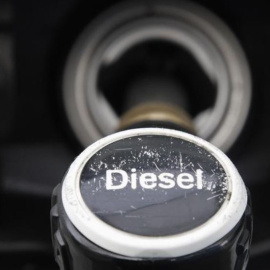 La subida al impuesto del diesel va a significar un aumento de 38 euros por cada mil litros - Reuters