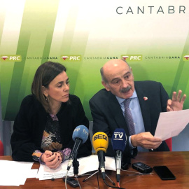 La secretaria de Organización del PRC, Paula Fernández, y el diputado José María Mazón en el anuncio de su 'no' a la investidura de Pedro Sánchez. / EFE