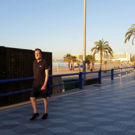 El expresidente Rajoy, durante sus ejercicios matutinos en la playa del Postiguet de Alicante./EFE