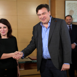 El líder de Teruel Existe, Tomás Guitarte, cerrando el pacto junto a la portavoz socialista, Adriana Lastra. / Europa Press