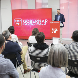 Felipe Sicilia, portavoz de la dirección del PSOE, presenta la página web de la campaña "Gobernar para transformar" en la sede de Ferraz.