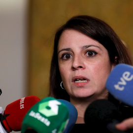 3/1/2020.- La vicesecretaria general del PSOE y portavoz del Grupo Socialista en el Congreso, Adriana Lastra, contesta  a las preguntas de los periodistas. / EFE