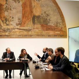 15/01/2020.- El presidente de la Generalitat, Quim Torra (2d), acompañado del vicepresidente, Pere Aragonès (i) , y de la consellera de la Presidencia, Meritxell Budo (3d), junto a representantes de partidos y entidades soberanistas como JxCat, ERC, CUP
