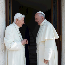 El Papa Francisoc y el Papa Emérito Benedicto XVI, en una fotografía de archivo de junio de 2015. - EFE