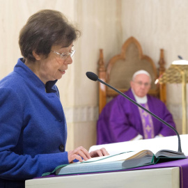 Imagen de archivo de la italiana Francesca Di Giovanni, en un acto en el vaticano con el papa Francisco en diciembre de 2013. REUTERS