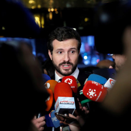 Pablo Casado atiende a los medios de comunicación. (JUAN CARLOS HIDALGO | EFE)