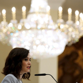 16/01/2020.- La presidenta de la Comunidad de Madrid, Isabel Díaz Ayuso intervienen en un desayuno informativo para hacer balance de sus primeros meses al frente de la Comunidad celebrado este jueves 16 de enero en Madrid. EFE/ Juan Carlos Hidalgo