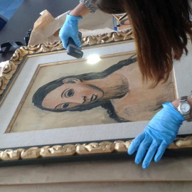 Fotografía facilitada por Aduanas francesas de la entrega a las autoridades españolas hoy en Córcega de la obra de Picasso "Cabeza de mujer joven" / EFE