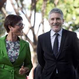 El ministro de Interior, Fernando Grande-Marlaska (derecha), acompañado de la subdelegada del Gobierno en Málaga, María Gámez. | EFE