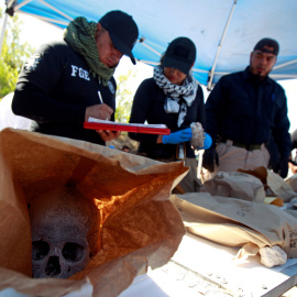 Forenses registran los restos óseos encontrados durante una búsqueda de tumbas clandestinas en México. / REUTERS - JOSE LUIS GONZALEZ