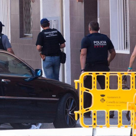 20/08/2018.- Agentes de los TEDAX de los Mossos d'Esquadra entran para efectuar un registro en el edificio donde vivía el que hombre ha sido abatido esta mañana al intentar acceder a la con un cuchillo en la mano y al grito de "Alá es grande" en la com
