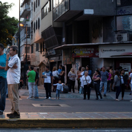 Gente en las calles de Caracas tras el terremoto. REUTERS