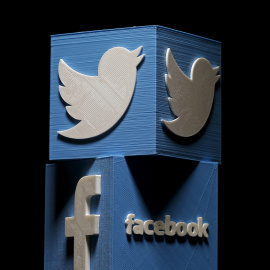 Logos de Facebook y Twitter. REUTERS/Dado Ruvic