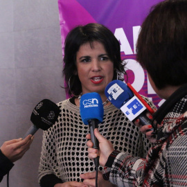 Teresa Rodríguez atiende a la prensa antes de que comience la conferencia Horizonte 2023.