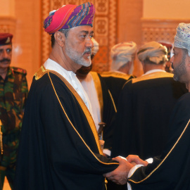 El recién jurado Sultán Haitham bin Tariq al-Said de Omán recibe condolencias durante el funeral de su primo, el fallecido Sultán Qaboos en Muscat