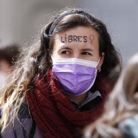 24/05/2022-Una chica, con la palabra 'Libres' escrita en la frente y con mascarilla morada, durante una manifestación por la defensa de los derechos de las mujeres, a 2 de abril, en Valladolid, Castilla y León