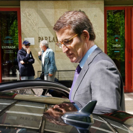 El presidente del PP, Alberto Núñez Feijóo, se sube a un coche a su salida del Parlamento gallego, a 24 de mayo de 2022, en Santiago de Compostela.