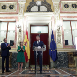 El presidente del Gobierno, Pedro Sánchez, la presidenta del Congreso, Ana Pastor, y el presidente del Senado, Pío García Escudero, en el Salón de los Pasos Perdidos durante la presentación de los actos conmemorativos del cuarenta aniversario de la C