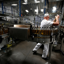 Un trabajador en una planta de envasado de aceite de oliva en la localidad sevillana de Dos Hermanas. REUTERS/Marcelo del Pozo
