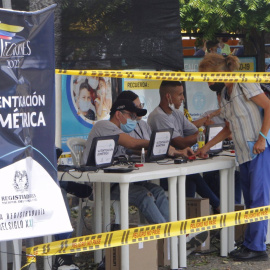 Colombianos residentes en Venezuela votan en el lado colombiano del Puente Internacional Simón Bolívar, este 23 de mayo, en la frontera con Venezuela en Cúcuta (Colombia)