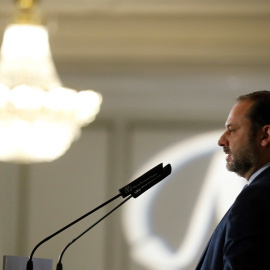 El ministro de Fomento, José Luis Ábalos, durante su intervención en un desayuno informativo de la tribuna Foro de la Nueva Economía. EFE/Juan Carlos Hidalgo