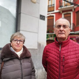 Mariefi y Fermín Pérez Elexpe delante de la placa colocada en el lugar donde fue asesinado su hermano Víctor hace 45 años. D.A.