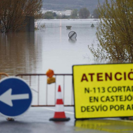 Carretera N-113 que permanece cortada hacia Castejón, Navarra, tras el desbordamiento del Rio Ebro. / EFE