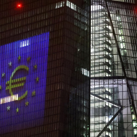 El logo del euro en la fachada del rascacielos donde tiene su sede el BCE en Fráncfort. REUTERS/Kai Pfaffenbach