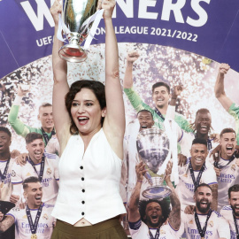 La presidenta de la Comunidad de Madrid, Isabel Díaz Ayuso, levanta una réplica de la Copa de la Liga de Campeones durante la recepción en la Real Casa de Correos, una de las paradas del recorrido realizado esta tarde por el equipo para celebrar su vic