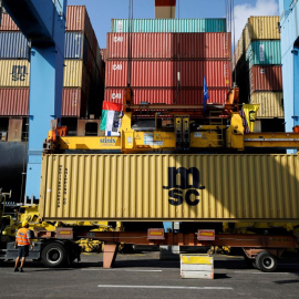 Imagen de archivo de unos contenedores de mercancías procedentes de los Emiratos Árabes Unidos durante su descarga en Haifa, en el norte de Israel, el 12 de octubre de 2020.