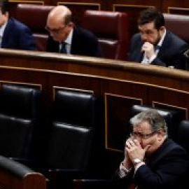 Zoido miente en el Congreso al negar que el coronel Baena es también el tuitero 'Tácito'