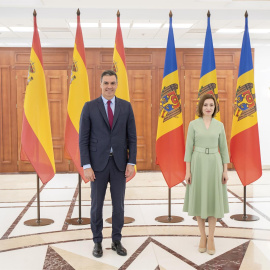 El presidente del Gobierno, Pedro Sánchez, junto a la presidenta de Moldavia, Maia Sandu, este viernes en Chisinau, la capital del país.