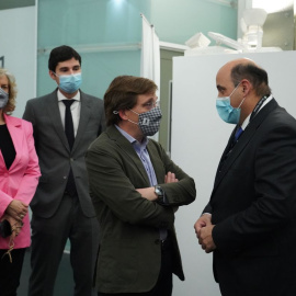 La coordinadora de Alcaldía, Matilde García Duarte (a la izquierda), acompaña al alcalde de Madrid, José Luis Martínez-Almeida, durante un acto institucional. / AYUNTAMIENTO DE MADRI