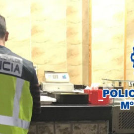 Agente de la Policía Nacional en el establecimiento de Elda. | Policía Nacional