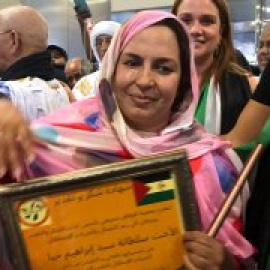 Sultana Jaya llega a Canarias tras más de año y medio arrestada ilegalmente en su casa por Marruecos