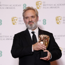 Sam Mendes, con uno de los premios de la noche. REUTERS/Toby Melville