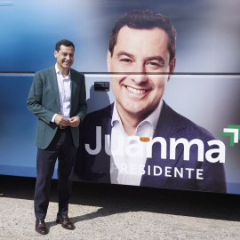 El candidato del Partido Popular a la presidencia de la Junta de Andalucía, Juanma Moreno, posa con el autobus de la caravana durante la atención a los medios en la puerta del Hospital Militar en Sevilla, a 3 de junio de 2022 .