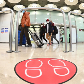 Pasajeros caminan por el aeropuerto Adolfo Suárez-Barajas en Madrid donde comienza la exigencia de pruebas PCR para pasajeros de vuelos de fuera de España.
