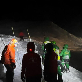 Miembros de la Guardia Civil y del Servicio de Emergencias del Principado (SEPA) durante la búsqueda de los dos operarios desaparecidos.