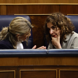 28/04/2022.- La vicepresidenta segunda, Yolanda Díaz, y la ministra de Hacienda, María Jesús Montero, conversan en el Congreso. Eduardo Parra / Europa Press