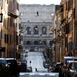 01/01/2021. Un hombre cruza una calle de Roma, con el Coliseo al fondo, el día de Año Nuevo. - Reuters